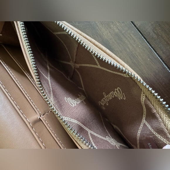 Wrangler Cream Handbag Set with Detachable Logo Strap and Matching Wallet - Picture 9 of 11